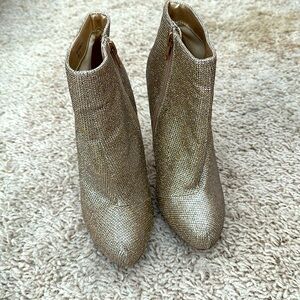 High heel gold metallic booties!!! With a gold metal heel👌🏼👌🏼👌🏼👌🏼